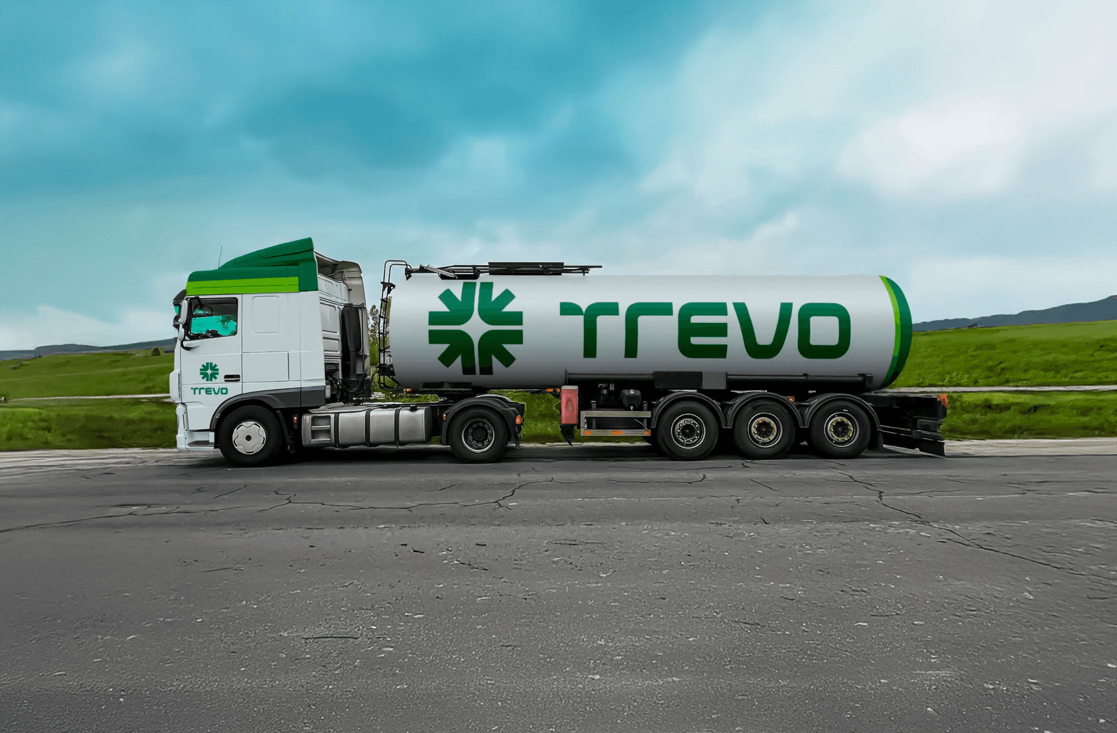 caminhao com logo da empresa do grupo trevo